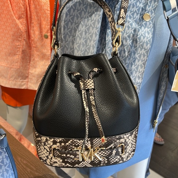 MICHAEL KORS 
Reed Md Pebbled Leather Belted Bucket Messenger Satchel Crossbody - Picture 4 of 16